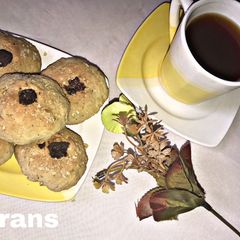 A picture of Oatmeal cookies with black tea.