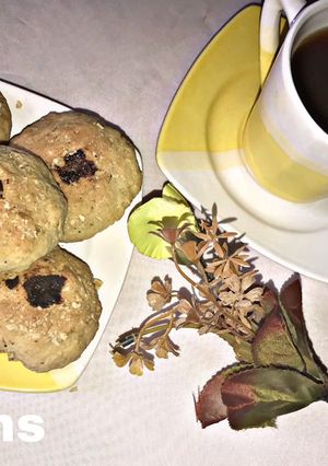 A picture of Oatmeal cookies with black tea.