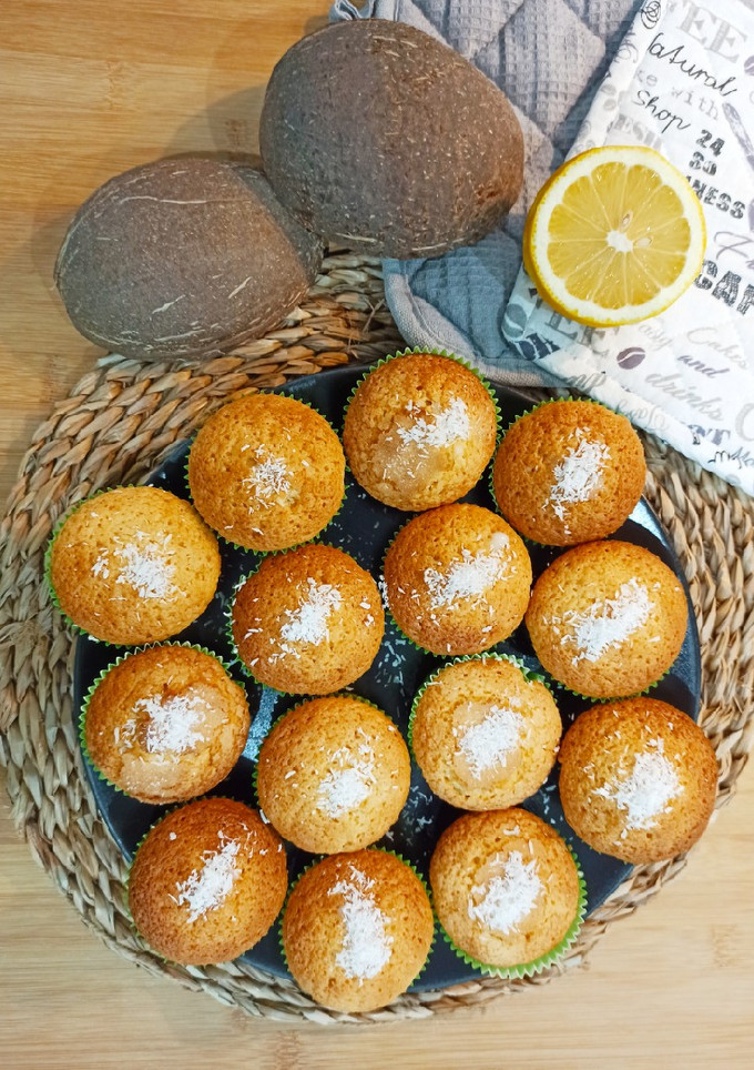 Una foto de Magdalenas 🧁 de limón y coco rellenas de leche condensada
