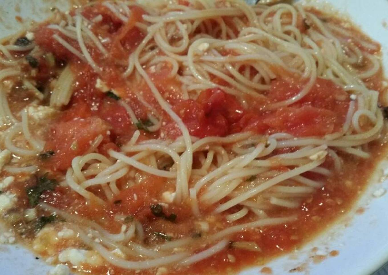 Spaghetti with herby, garlic roasted tomatoes and feta cheese 