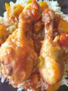 Csirkecombok színes lecsóval recept fotója