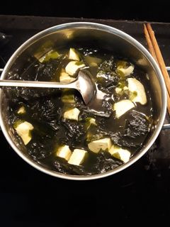 Hình của món Canh đậu phụ rong biển.