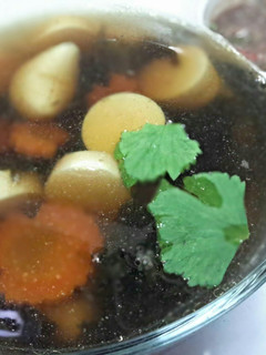 A picture of Seaweeds and tofu soup.