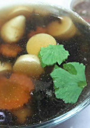 A picture of Seaweeds and tofu soup.