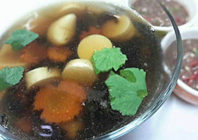 Seaweeds and tofu soup