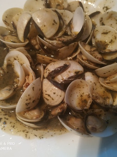 Una foto de Almejas en salsa verde