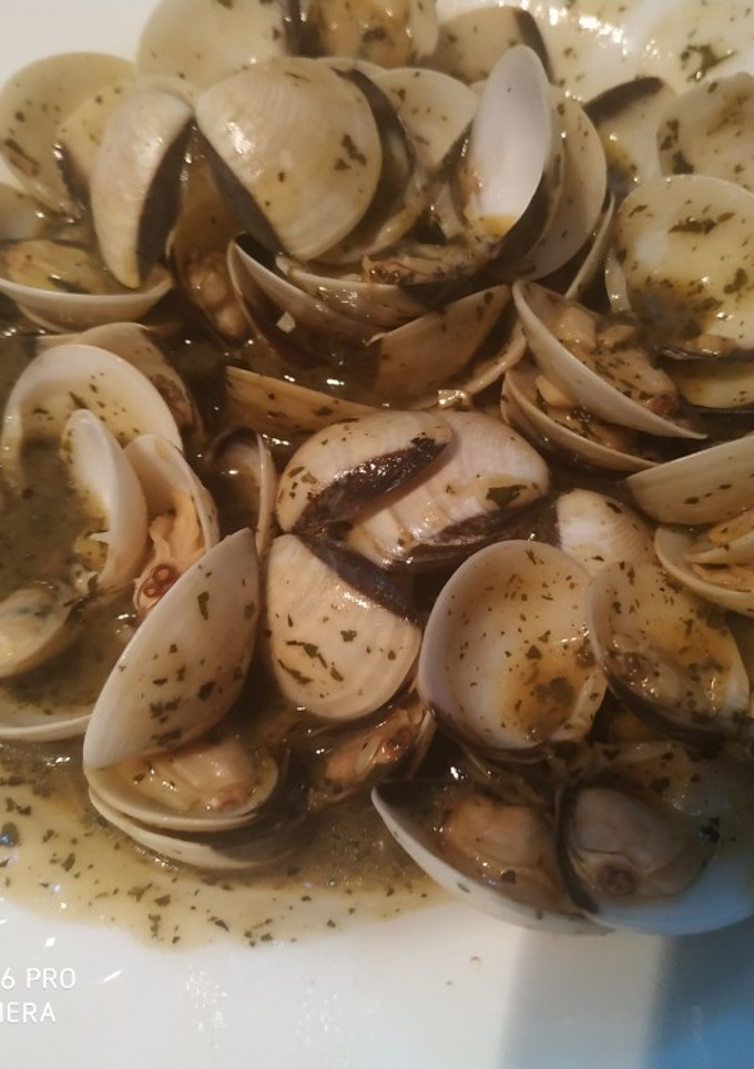 Una foto de Almejas en salsa verde