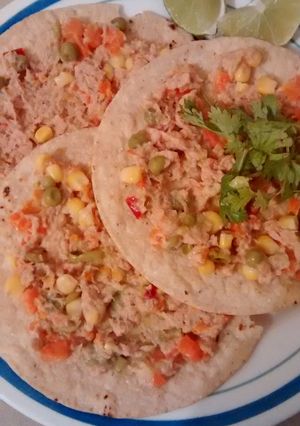 Una foto de Tostadas de atún con verduras
