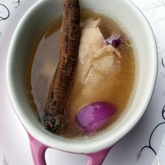 A picture of LG's ONION CHICKEN SOUP( DANG SEN AND DRIED LILY BULBS ).