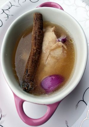 A picture of LG's ONION CHICKEN SOUP( DANG SEN AND DRIED LILY BULBS ).