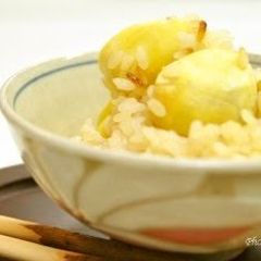 A picture of Fragrant Chestnut Rice in an Earthenware Pot.