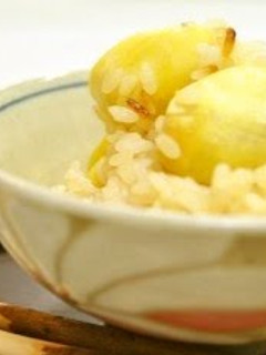 A picture of Fragrant Chestnut Rice in an Earthenware Pot.