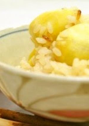 A picture of Fragrant Chestnut Rice in an Earthenware Pot.