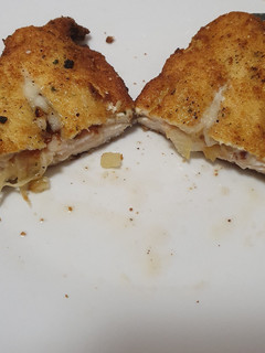 Una foto de Cachopo de pollo con cebolla pochada y pavo