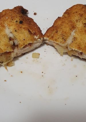 Una foto de Cachopo de pollo con cebolla pochada y pavo