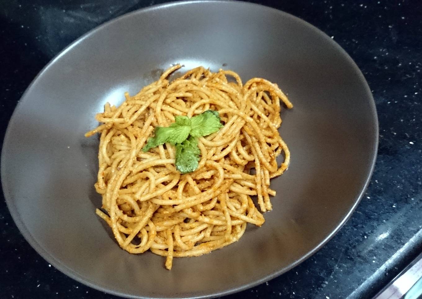 Tomato pesto spaghetti pasta