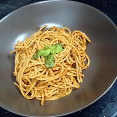 A picture of Tomato pesto spaghetti pasta.