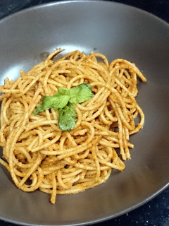 A picture of Tomato pesto spaghetti pasta.