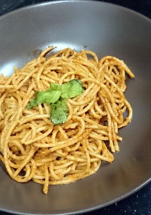A picture of Tomato pesto spaghetti pasta.