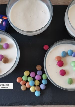 Une photo de Panna cotta à la fève tonka & smarties