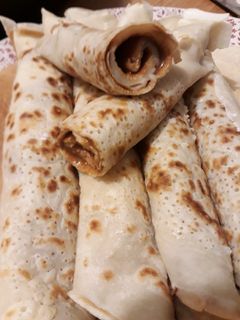 Una foto de Panqueques con manjar😋☕