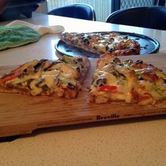 A picture of chicken and avocado pizza.