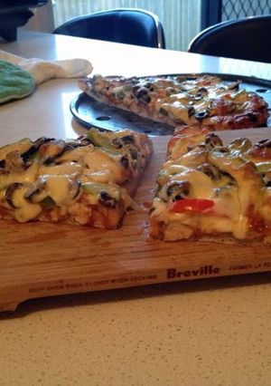 A picture of chicken and avocado pizza.