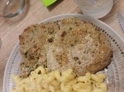 Una foto de milanesa de carne condimentos