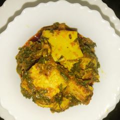 A picture of Egg and Spinach curry.