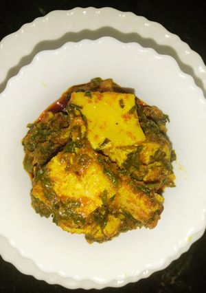 A picture of Egg and Spinach curry.