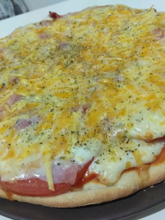 Una foto de Pizza turquesa (tomates y salsa de yogur)