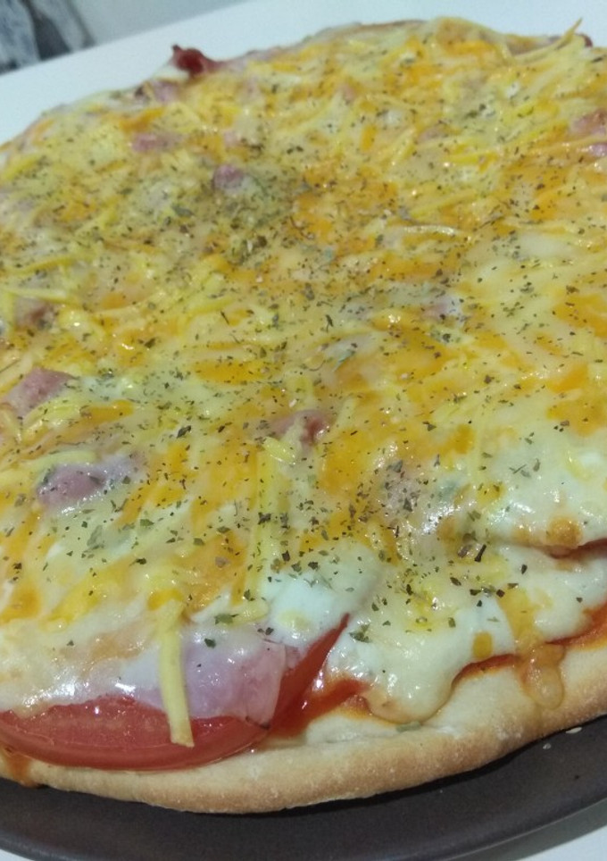 Una foto de Pizza turquesa (tomates y salsa de yogur)