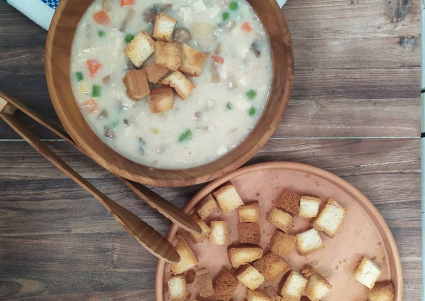 Krim ayam dengan sup sayuran / Crema de pollo y verduras dengan kruton