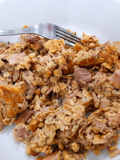 Una foto de Revuelto de atún con huevo y avena