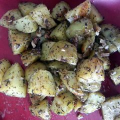 A picture of Oven-baked garlic potatoes.