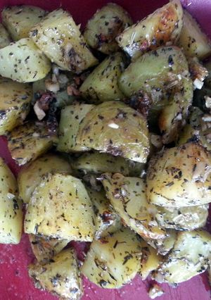 A picture of Oven-baked garlic potatoes.