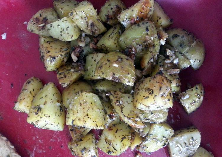 Steps to Make Homemade Oven-baked garlic potatoes