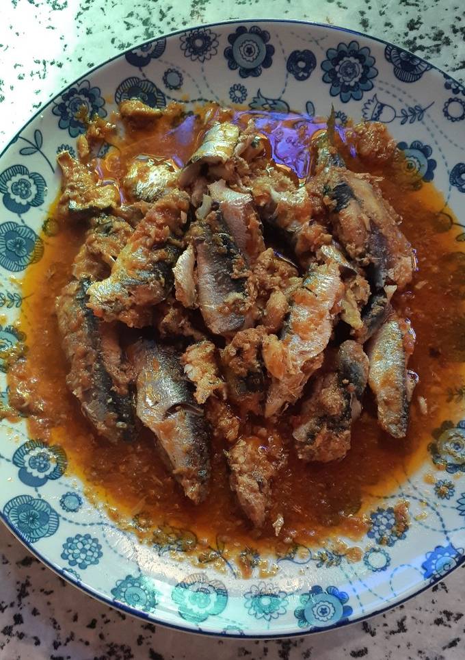 صورة السمك السردين في طنجرة الضغط (الكوكوط)