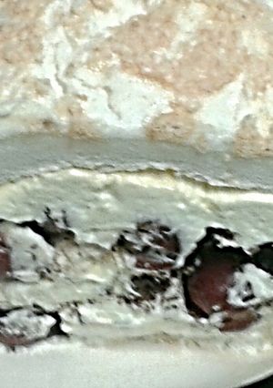A picture of Pavlova roll.