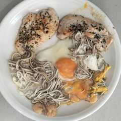 Una foto de Huevos fritos con gulas y pechugas de pollo. Combinado