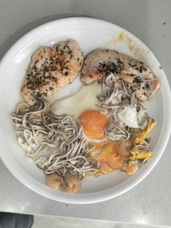 Una foto de Huevos fritos con gulas y pechugas de pollo. Combinado