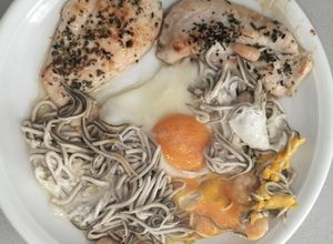 Una foto de Huevos fritos con gulas y pechugas de pollo. Combinado