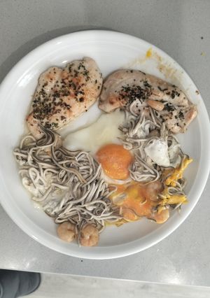 Una foto de Huevos fritos con gulas y pechugas de pollo. Combinado