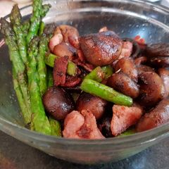 A picture of My Mushroom & Asparagus cooked in Garlic Butter with Bacon Bits.