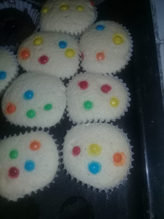 Una foto de Muffins de vainilla con confites!!!😍😍