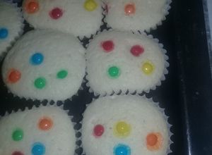 Una foto de Muffins de vainilla con confites!!!😍😍