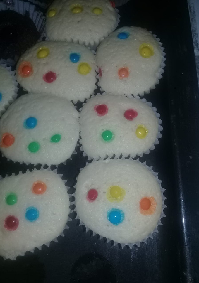Una foto de Muffins de vainilla con confites!!!😍😍