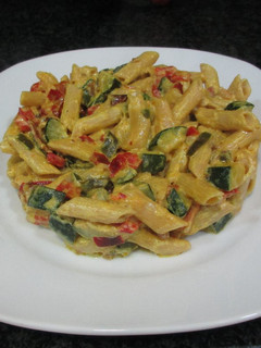 Una foto de Macarrones integrales con verduras en salsa curry