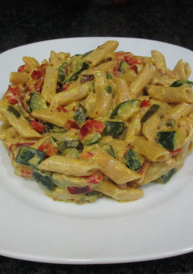 Una foto de Macarrones integrales con verduras en salsa curry