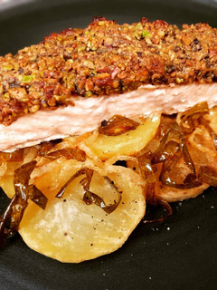 Una foto de Salmón con costra de pistachos y patatas a lo pobre